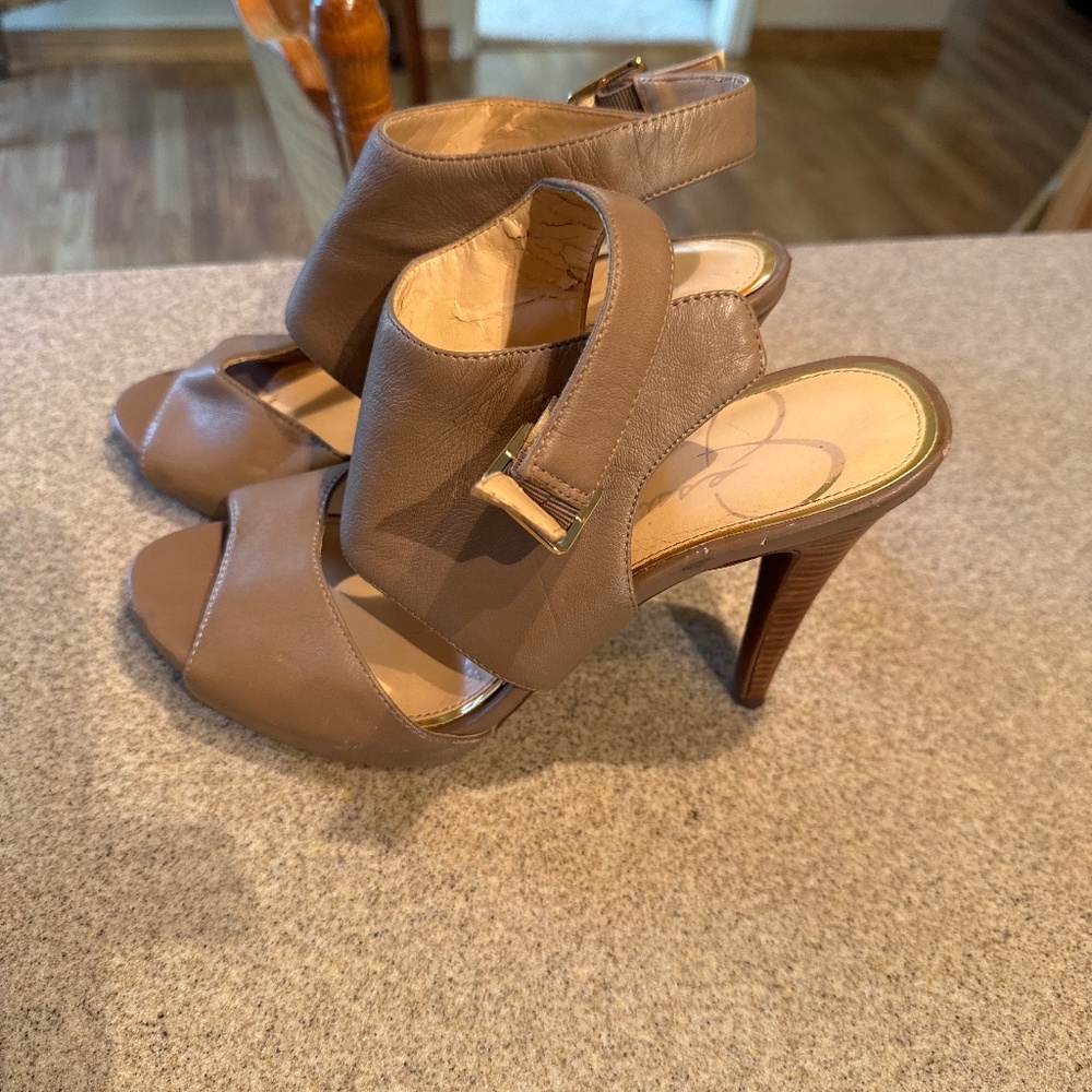 Selling these chic Jessica Simpson heels, size 10! 💃